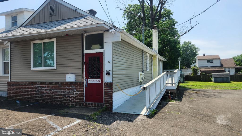 1601 Edgely Rd in Levittown, PA - Building Photo