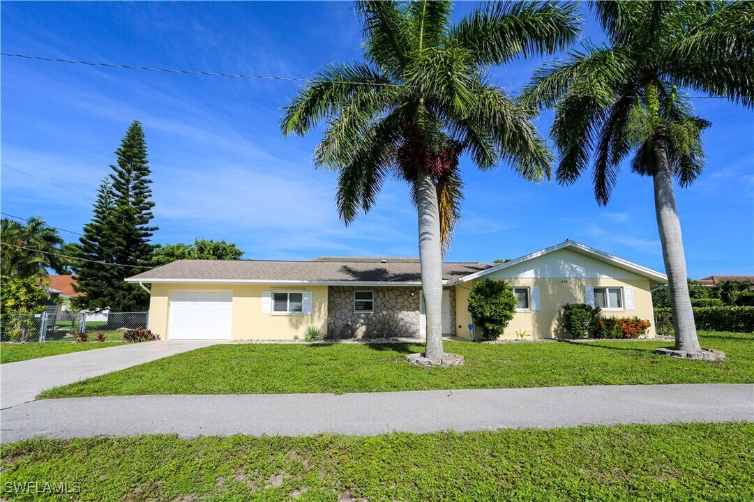 698 107th Ave N in Naples, FL - Building Photo