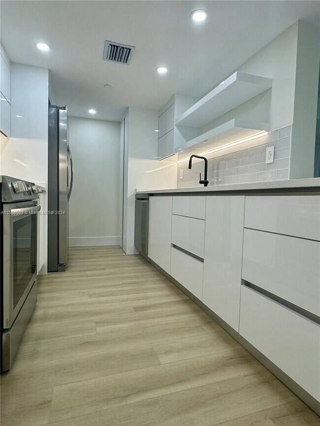 2457 Collins Ave, Unit 203 in Miami Beach, FL - Building Photo - Building Photo