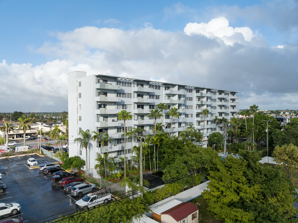 Les Monttellier Apartments in Hialeah, FL - Foto de edificio