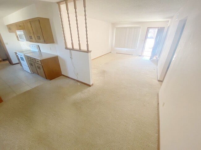 523 W Jewell St in Russell, KS - Building Photo - Building Photo
