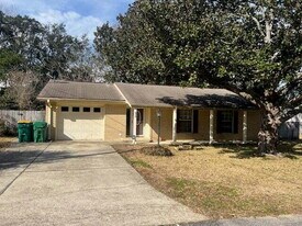 35 Berwick Cir in Shalimar, FL - Building Photo