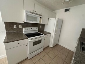 4659 NW 97th Ct, Unit 35 in Doral, FL - Building Photo - Building Photo