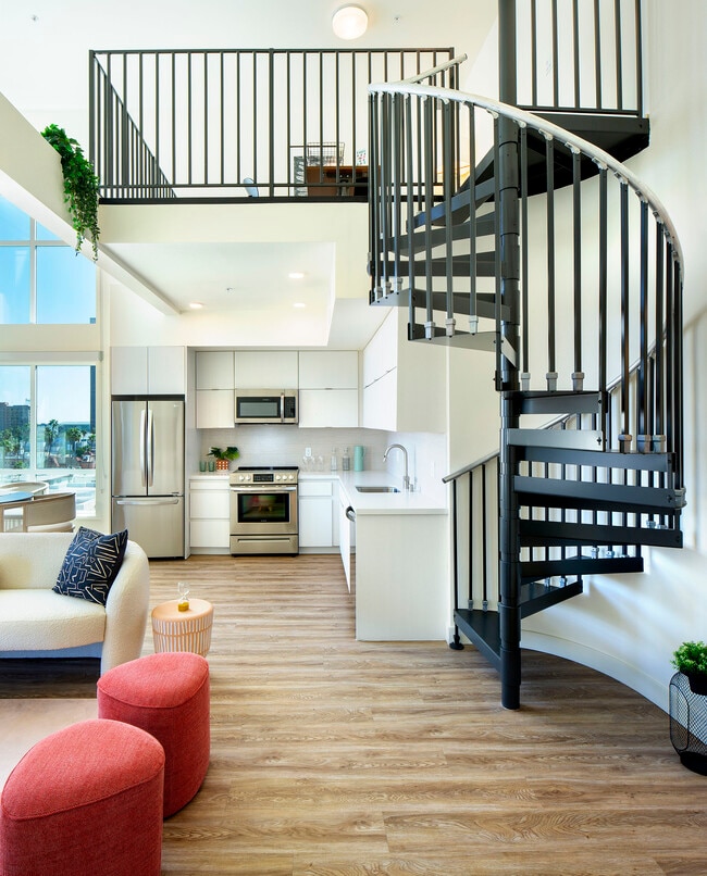 Sawyer in Los Angeles, CA - Foto de edificio - Building Photo