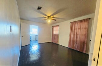 8010 SE US Hwy 301 in Hawthorne, FL - Foto de edificio - Building Photo