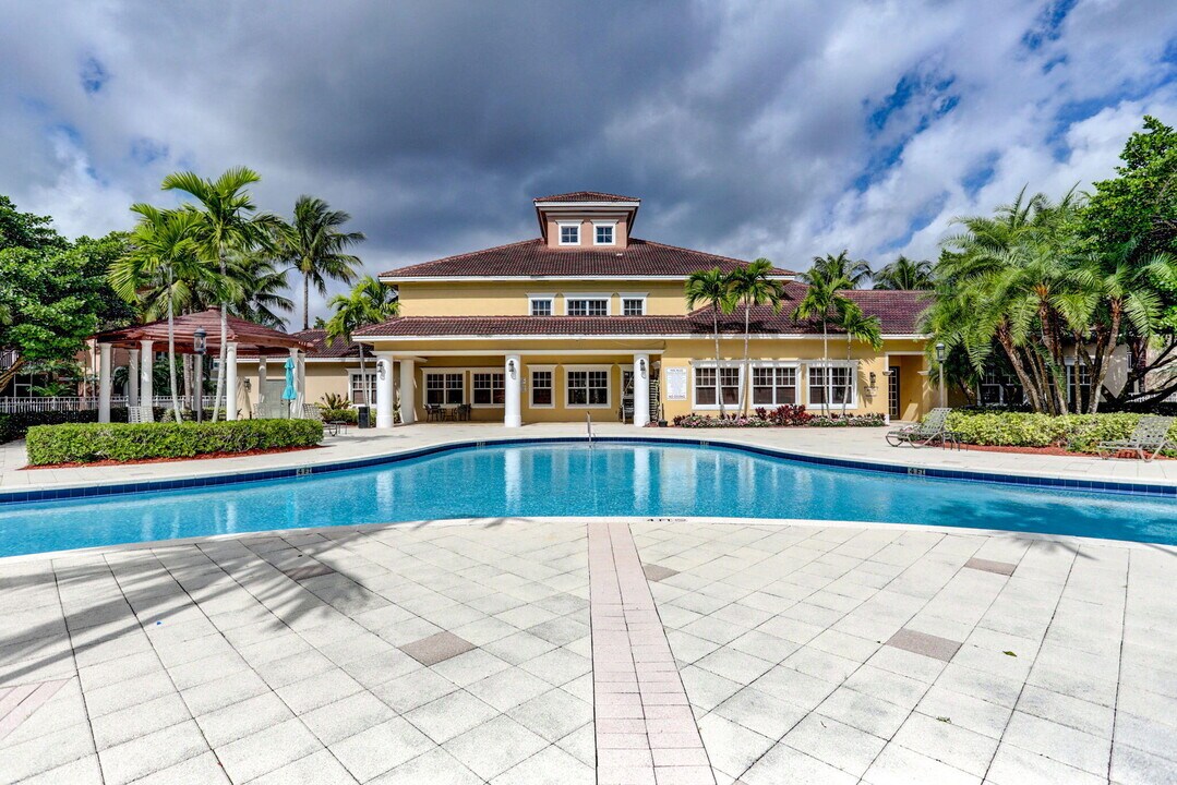 6510 Emerald Dunes Dr in Wellington, FL - Building Photo