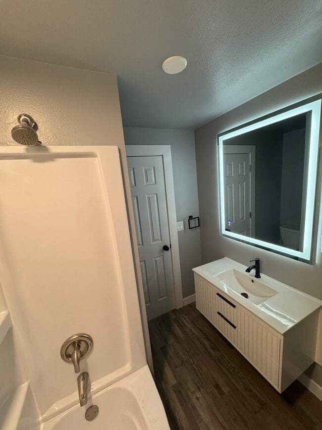 2404 N 7th St in Bismarck, ND - Foto de edificio - Building Photo