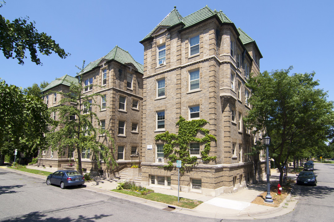 900 Summit Ave S in Minneapolis, MN - Foto de edificio