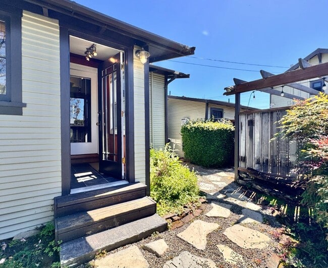 property at 1517 1/2 Virginia St