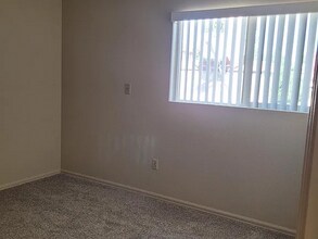 1247 Holland Park Blvd in Colorado Springs, CO - Foto de edificio - Building Photo