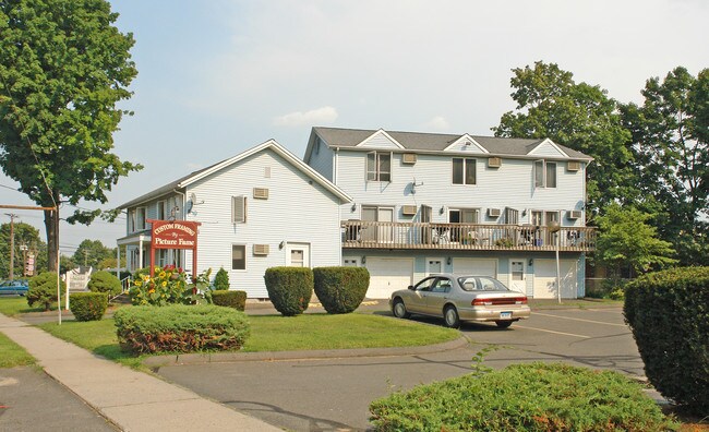 maple grove in Plainville, CT - Foto de edificio - Building Photo