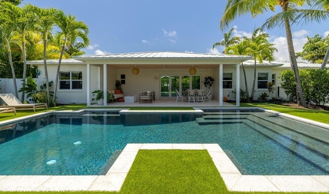 property at 225 Russlyn Dr