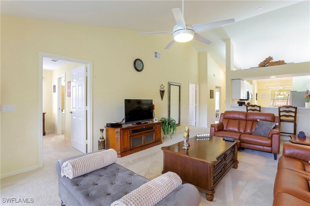 337 Robin Hood Cir in Naples, FL - Building Photo