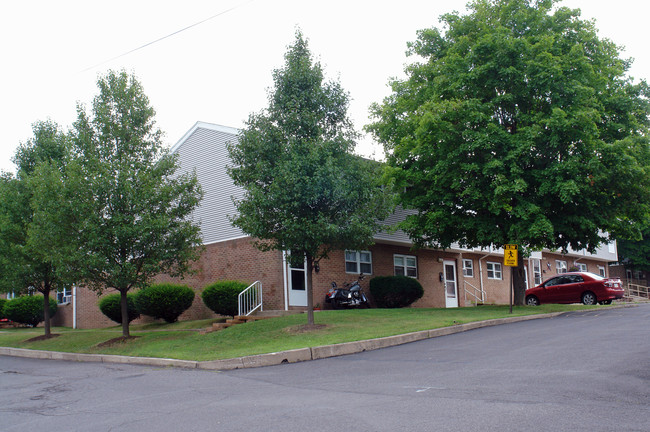 Raspberry Hill Housing in Coal Township, PA - Foto de edificio - Building Photo