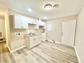 6454 Raymond Dr in Union City, GA - Building Photo - Building Photo