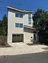 8825 N Swenson St in Portland, OR - Building Photo