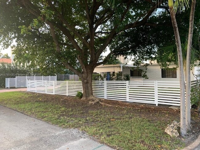245 189th Terrace in Sunny Isles Beach, FL - Building Photo - Building Photo