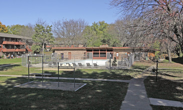 Apartments of Riverwood, LLC in Madison, WI - Foto de edificio - Building Photo