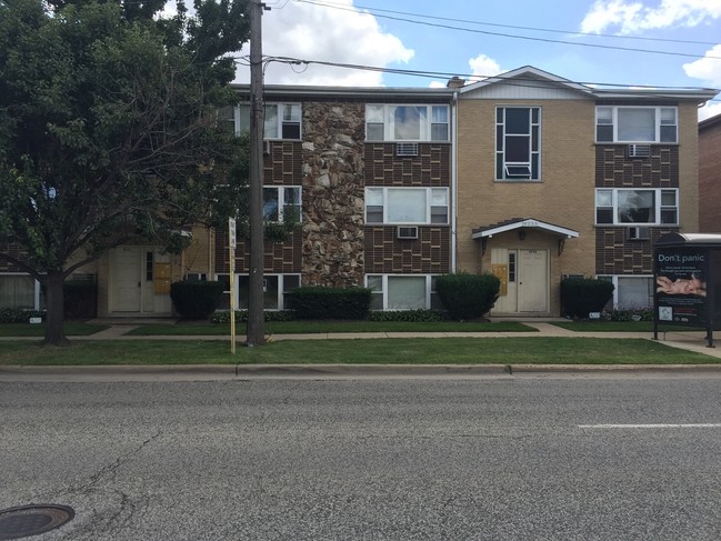 9231-9235 Irving Park Rd in Schiller Park, IL - Building Photo - Building Photo