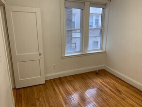 1108 Boylston St, Unit 6 in Boston, MA - Foto de edificio - Building Photo