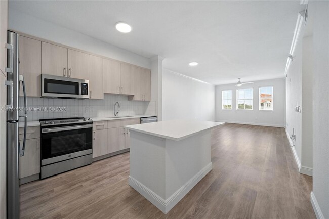10170 SW 7th St, Unit 31-411 in Pembroke Pines, FL - Building Photo - Building Photo
