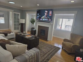 2122 Hillhurst Ave in Los Angeles, CA - Building Photo