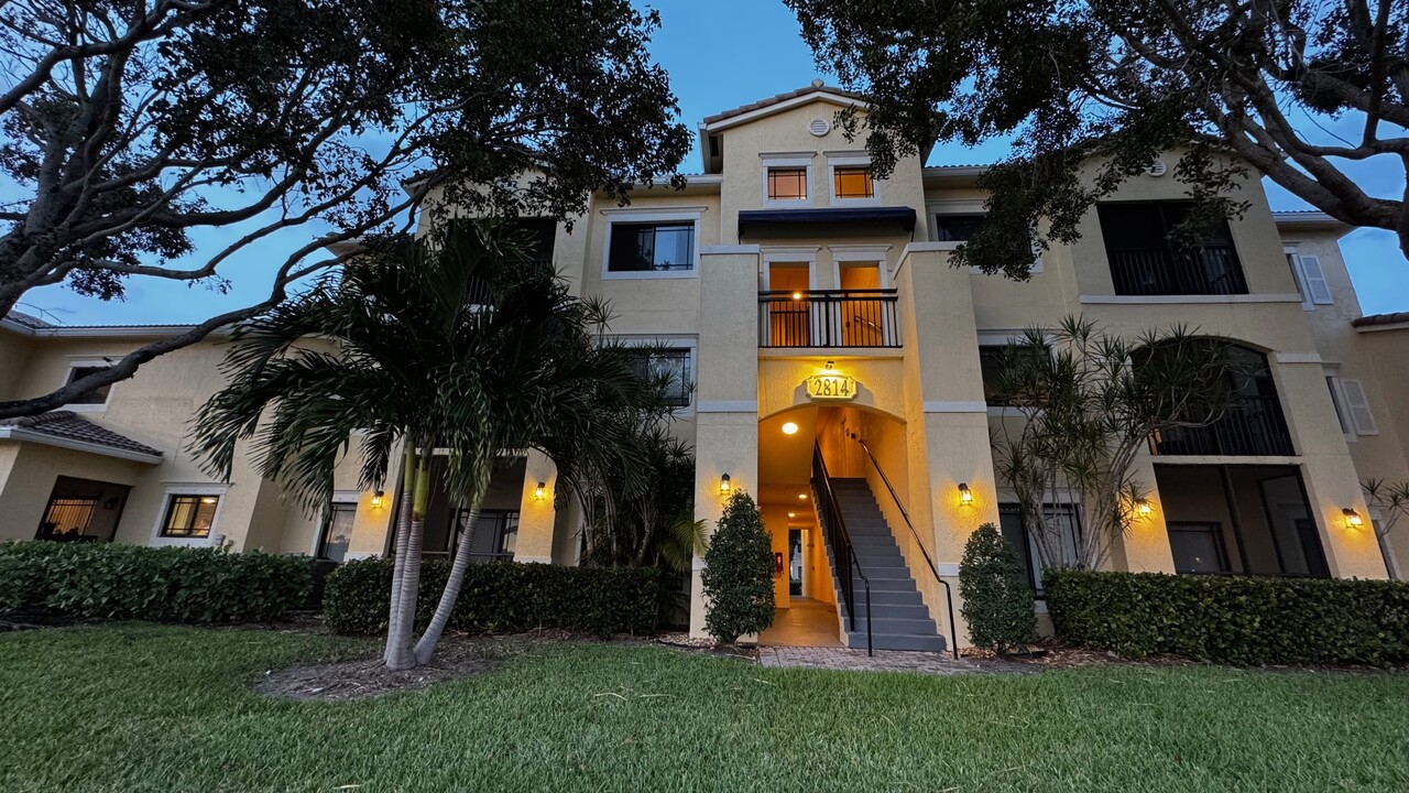 2814 Grande Pky, Unit 204 in Palm Beach Gardens, FL - Building Photo