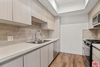 129 Kings Rd in Los Angeles, CA - Building Photo - Building Photo