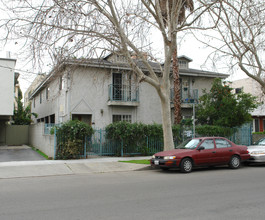 Hermitage Apartments in Valley Village, CA - Building Photo - Building Photo