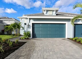 2428 Ariane Dr in Naples, FL - Building Photo