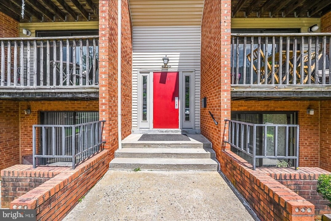 4220 Crystal Ct, Unit 3D in Hampstead, MD - Foto de edificio