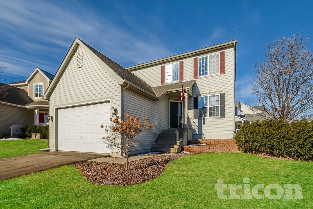 9049 Garland Ln N in Maple Grove, MN - Foto de edificio