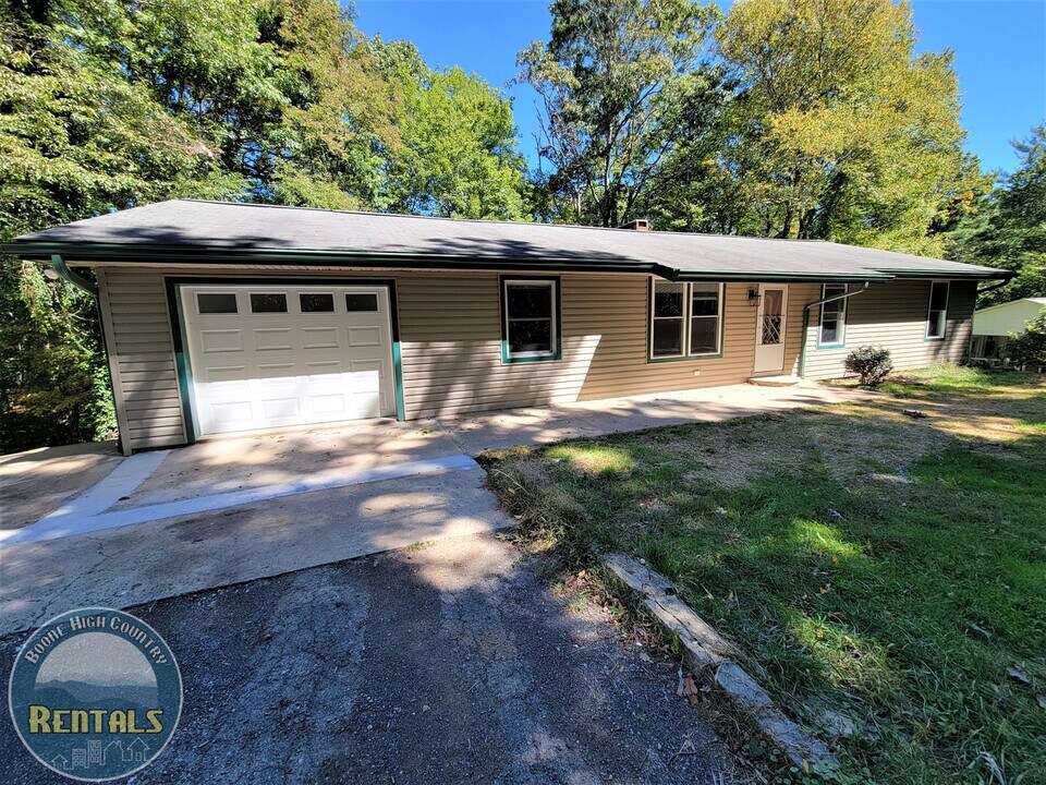 733 Forest Hills Dr in Boone, NC - Building Photo