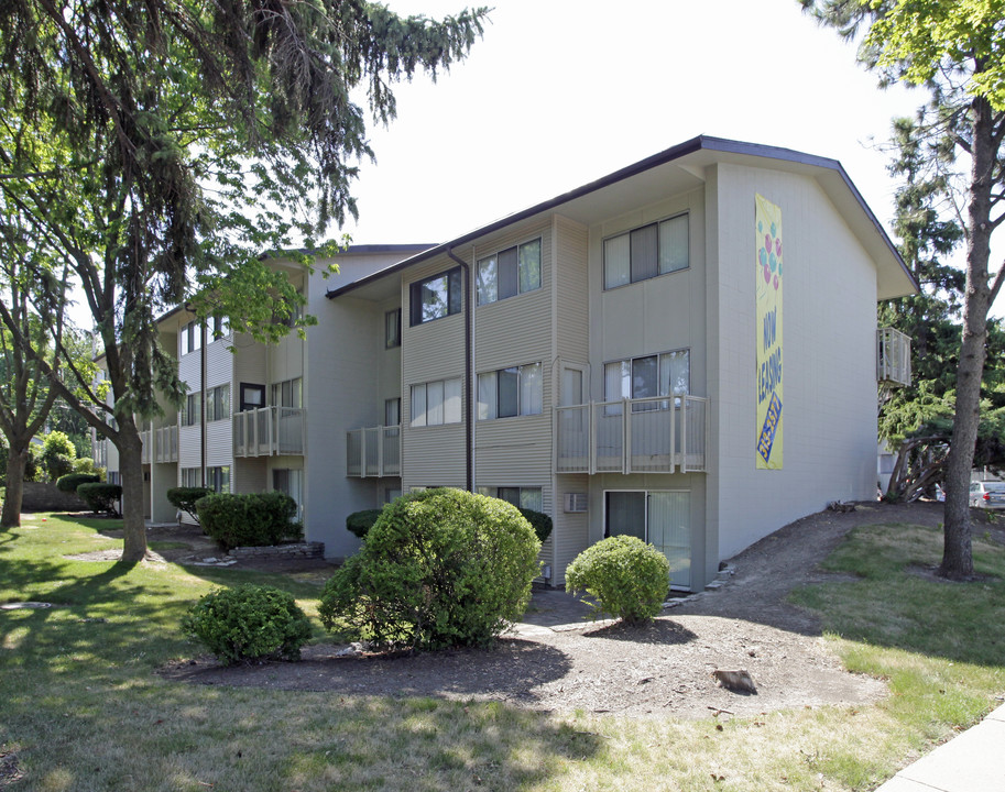 Sherman Gardens Apt. in Milwaukee, WI - Building Photo