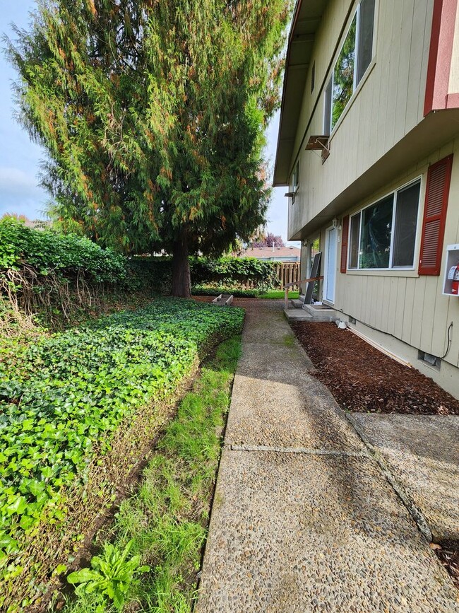 427 6th Ave SW in Albany, OR - Foto de edificio - Building Photo