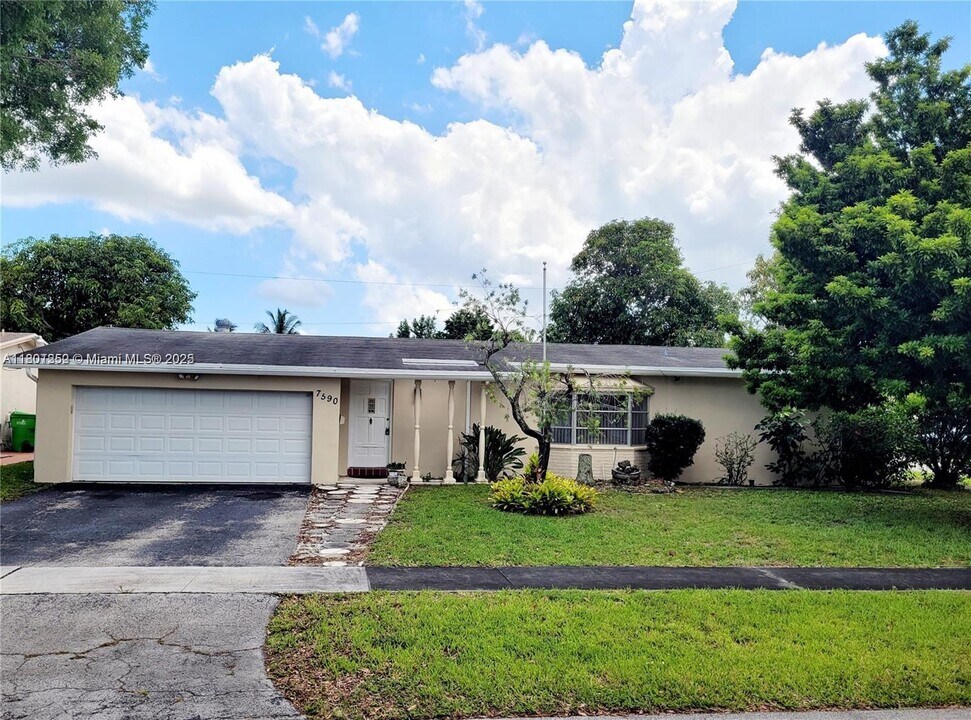 7590 NW 20th Ct in Sunrise, FL - Building Photo