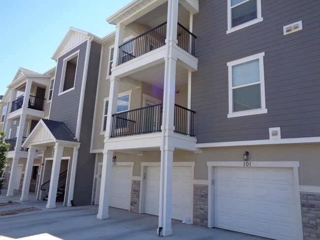 14453 South Selvig Way, Unit D-201 in Riverton, UT - Foto de edificio - Building Photo