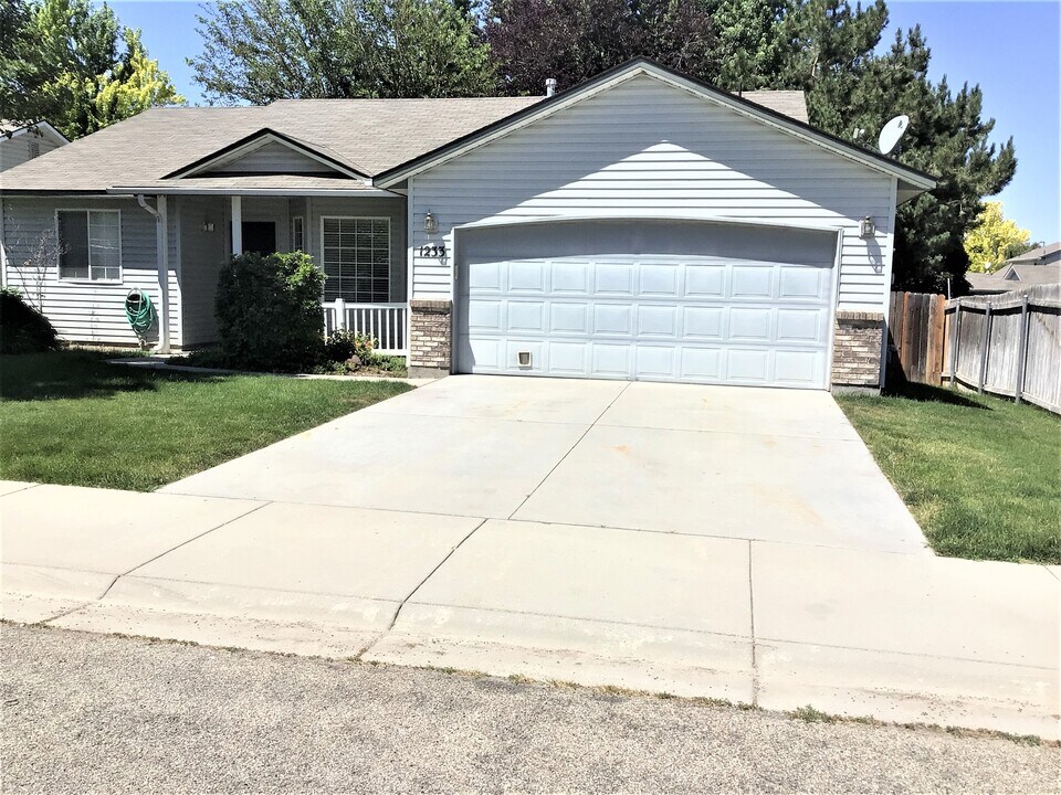 1233 N Pyrite Ave in Kuna, ID - Building Photo