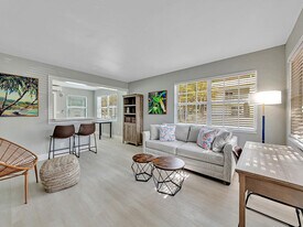 318-320-320 Walnut St in Hollywood, FL - Building Photo