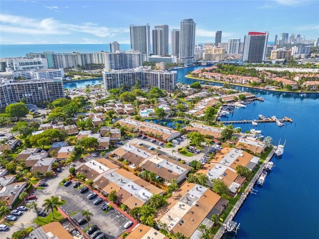 2627 Parkview Dr S in Hallandale Beach, FL - Building Photo - Building Photo