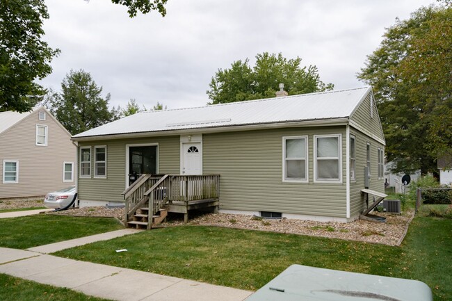 1915 Olive St in Cedar Falls, IA - Building Photo - Building Photo