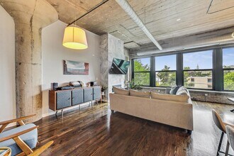 1111 W 14th Plz, Unit 328 in Chicago, IL - Foto de edificio - Building Photo