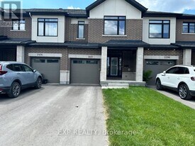 2400 Goldhawk Dr in Ottawa, ON - Building Photo