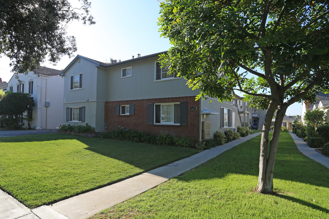 1128 E Lexington Dr in Glendale, CA - Foto de edificio