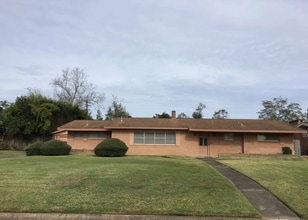 3490 Crestwood Dr in Beaumont, TX - Building Photo - Building Photo
