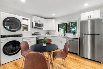 12729 Evanston Ave N in Seattle, WA - Foto de edificio - Building Photo