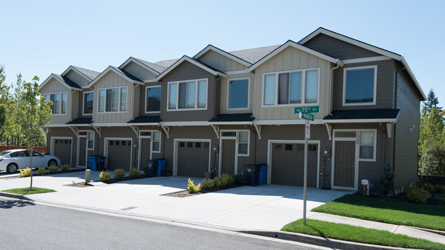 Logan Place Village Townhomes in Camas, WA - Building Photo - Building Photo