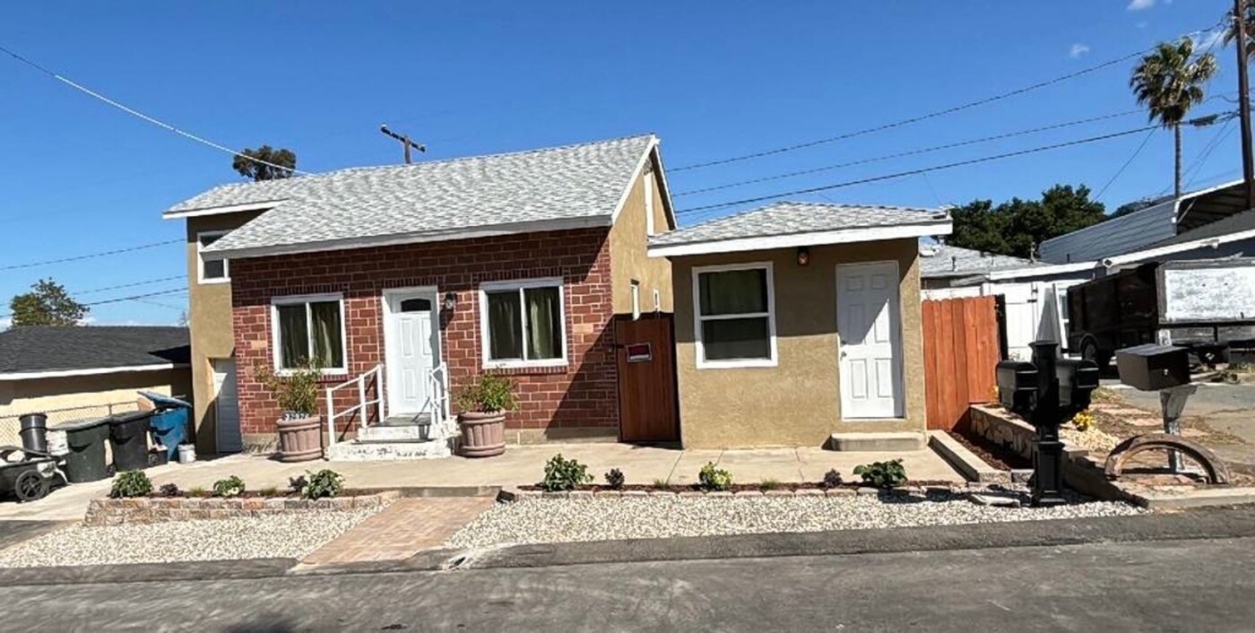 32976 Bonnie Lea Dr in Lake Elsinore, CA - Building Photo