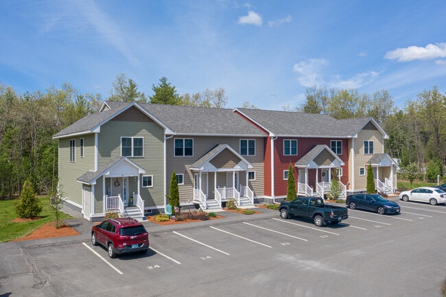 Calawa Court in Litchfield, NH - Foto de edificio - Primary Photo
