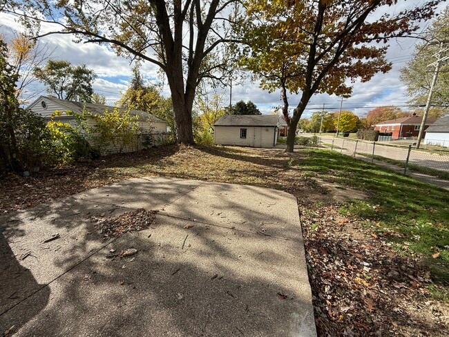 22861 Rosalind Ave in Eastpointe, MI - Building Photo - Building Photo